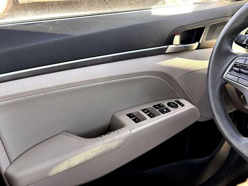 Used 2017 Hyundai Elantra SE image 25