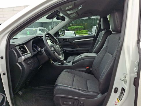 Used 2019 Toyota Highlander Plus AWD/4WD image 14