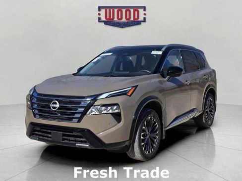 Used 2024 Nissan Rogue Platinum image 3