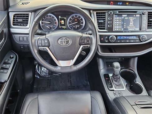Used 2019 Toyota Highlander XLE image 11