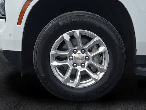 Used 2025 Chevrolet Suburban LT AWD/4WD image 8