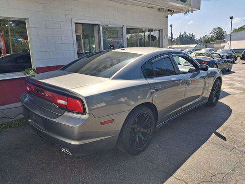 Used 2012 Dodge Charger SE RWD image 4