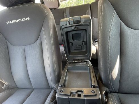Used 2015 Jeep Wrangler Unlimited Rubicon w/ Connectivity Group AWD/4WD image 23