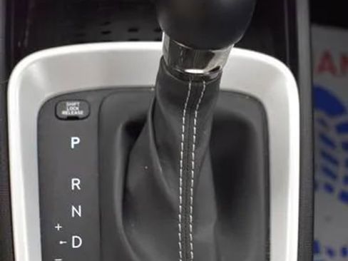 Used 2025 Hyundai Venue Limited image 34