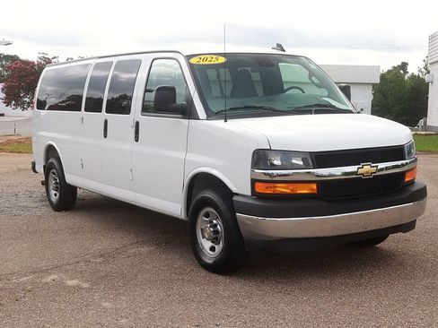 Used 2025 Chevrolet Express 3500 LT w/ LT Preferred Equipment Group RWD image 3