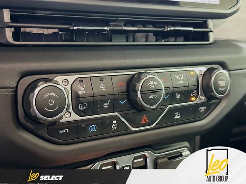 Used 2024 Jeep Wrangler Unlimited Sahara AWD/4WD image 18