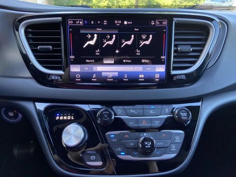 Used 2025 Chrysler Pacifica Select FWD image 21
