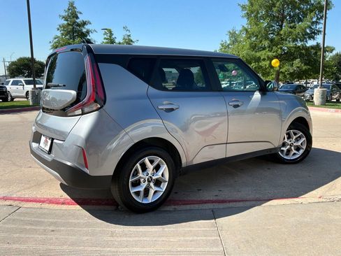 Used 2025 Kia Soul LX w/ LX Technology Package FWD image 6