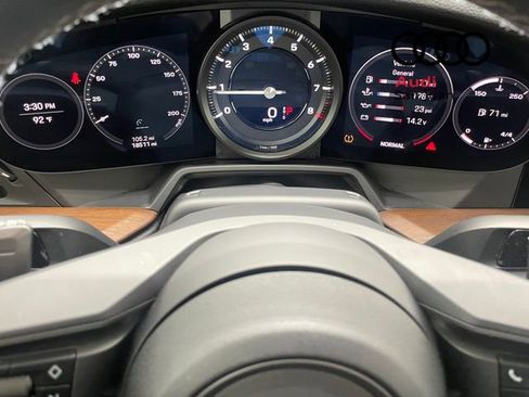 Used 2021 Porsche 911 Carrera image 2