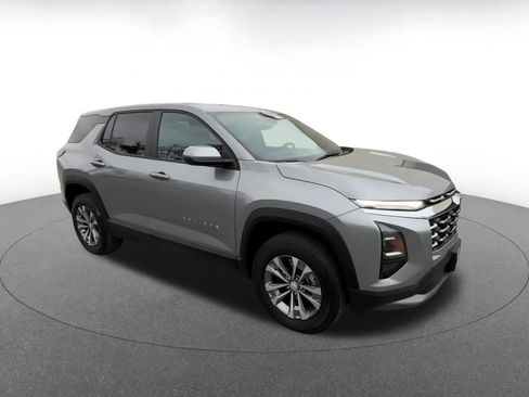 Used 2025 Chevrolet Equinox LT image 2