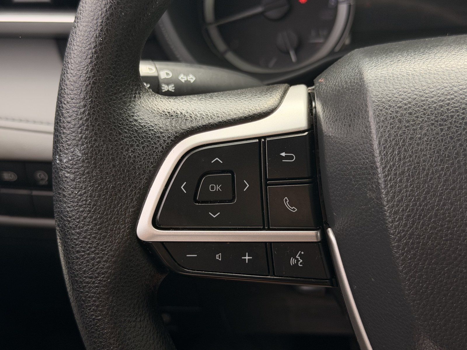 Used 2023 Toyota Highlander L AWD/4WD image 19