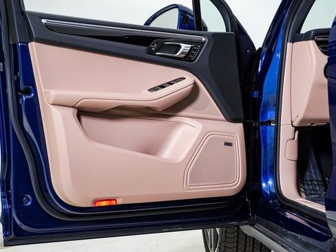 Certified 2025 Porsche Macan image 25