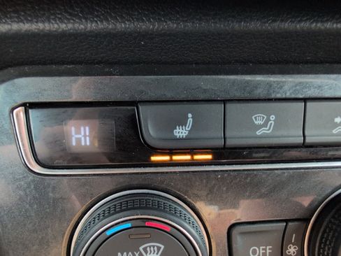 Used 2018 Volkswagen Tiguan SE image 3