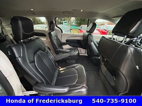 Used 2024 Chrysler Pacifica Touring-L image 30