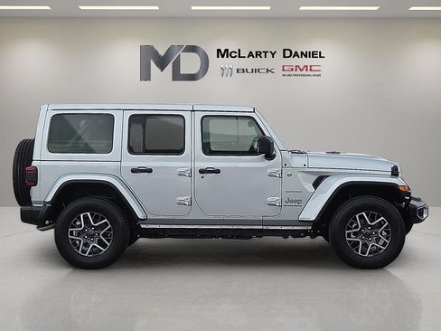 Used 2024 Jeep Wrangler Unlimited Sahara w/ Technology Group AWD/4WD image 15