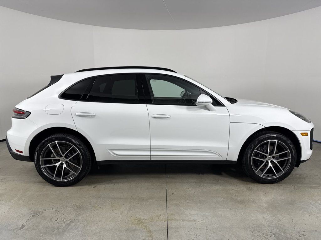 Certified 2025 Porsche Macan AWD/4WD image 8