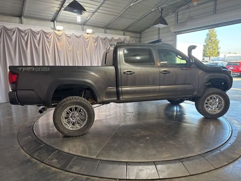 Used 2018 Toyota Tacoma TRD Off-Road w/ Technology Package image 4
