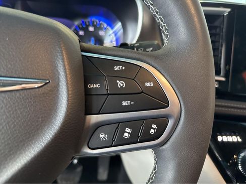Used 2024 Chrysler Pacifica Touring-L AWD/4WD image 23