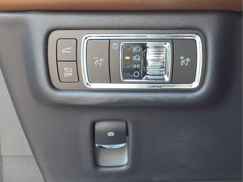 Used 2023 Lincoln Nautilus Reserve AWD/4WD image 19