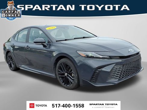 Used 2025 Toyota Camry SE FWD image 5