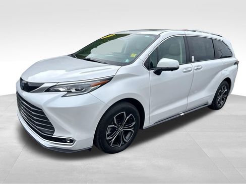 Certified 2025 Toyota Sienna Platinum AWD/4WD image 1