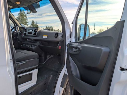 Used 2025 Mercedes-Benz Sprinter 2500 image 10