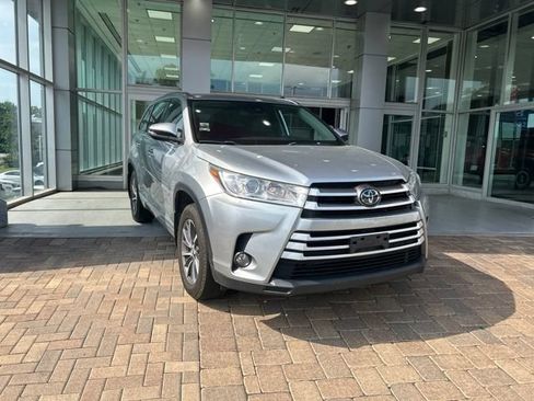 Used 2018 Toyota Highlander XLE AWD/4WD image 2