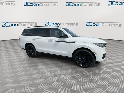 New 2026 Lincoln Navigator Reserve w/ Jet Appearance Package AWD/4WD image 2