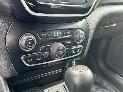 Certified 2019 Jeep Cherokee Limited FWD image 24