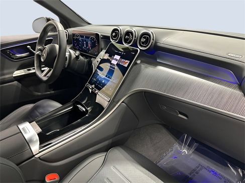 Used 2025 Mercedes-Benz GLC 300 4MATIC image 12