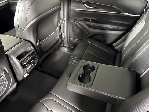 New 2025 Jeep Grand Cherokee Limited w/ Luxury Tech Group II image 18