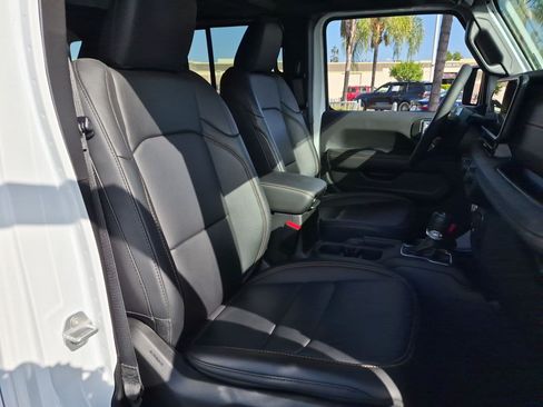Used 2024 Jeep Wrangler Unlimited Sahara AWD/4WD image 31