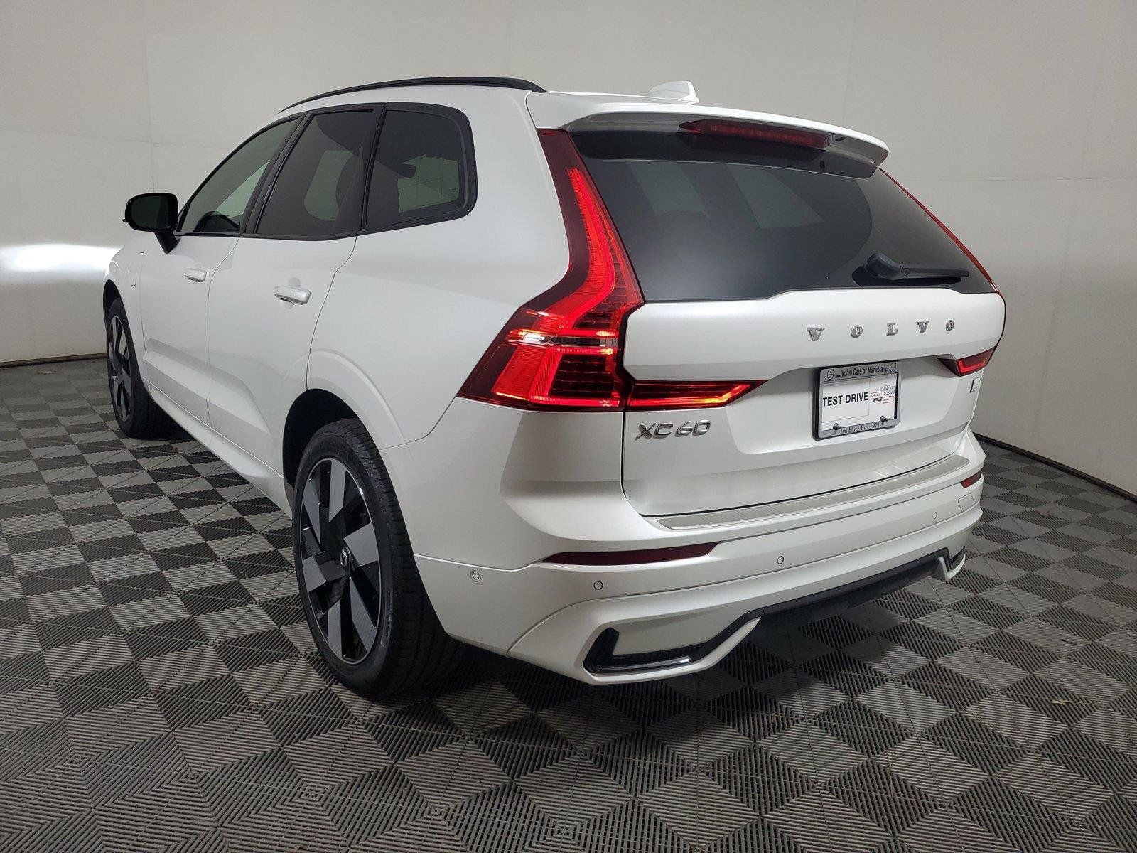 Used 2024 Volvo XC60 T8 Plus w/ Protection Package Premier AWD/4WD image 4