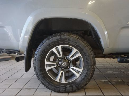 Used 2019 Toyota Tacoma TRD Sport AWD/4WD image 19