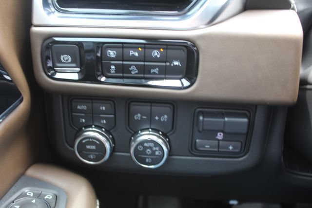 Used 2025 GMC Yukon Denali Ultimate w/ LPO, Floor Liner Package AWD/4WD image 29