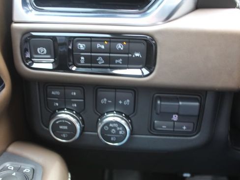 Used 2025 GMC Yukon Denali Ultimate w/ LPO, Floor Liner Package AWD/4WD image 29