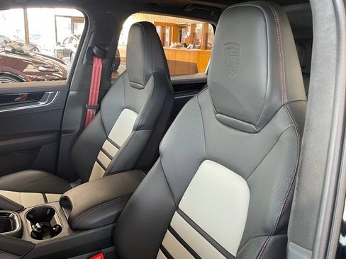 Used 2024 Porsche Cayenne Turbo AWD/4WD image 19