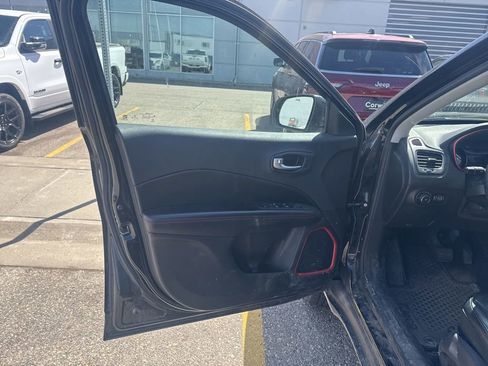 Used 2017 Jeep Compass Trailhawk w/ Leather Interior Group AWD/4WD image 12