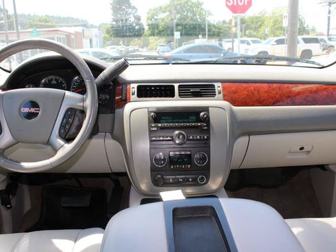 Used 2011 GMC Yukon XL SLT w/ SLT-2 Equipment Package AWD/4WD image 9