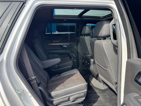 Used 2025 Chevrolet Tahoe High Country AWD/4WD image 10