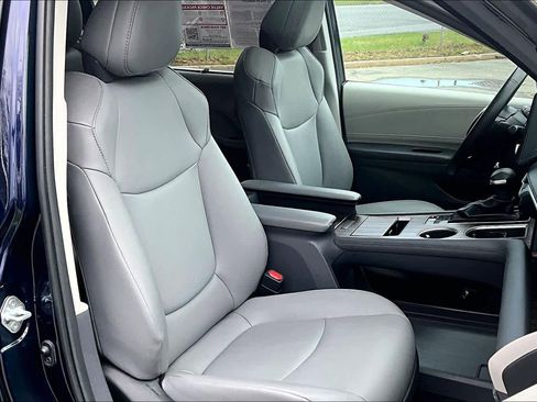 Used 2022 Toyota Sienna XLE image 9
