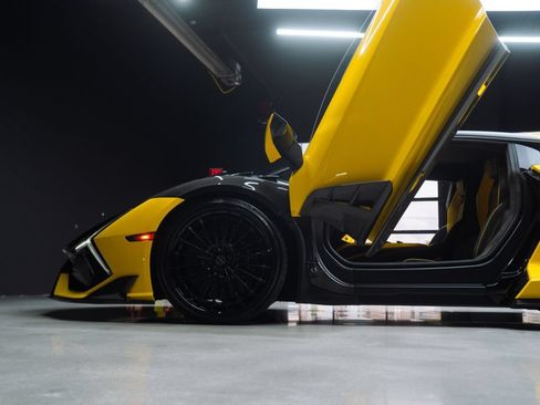 Used 2024 Lamborghini Revuelto AWD/4WD image 28