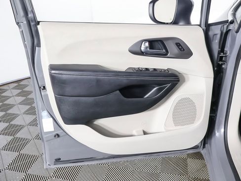 Used 2023 Chrysler Pacifica Touring-L FWD image 23