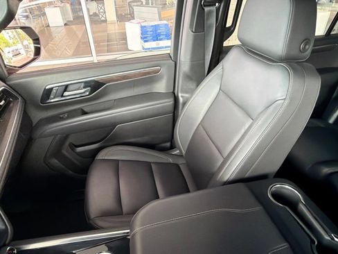 Used 2025 Chevrolet Suburban Z71 AWD/4WD image 35