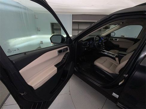 Used 2020 Ford Explorer XLT w/ Equipment Group 202A image 11