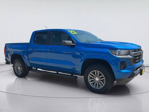 Used 2023 Chevrolet Colorado LT w/ LT Convenience Package II AWD/4WD image 3