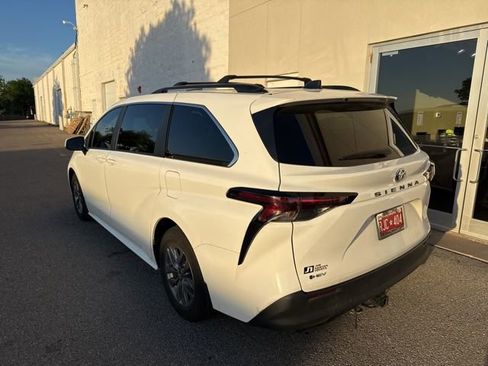 Used 2025 Toyota Sienna LE FWD image 4