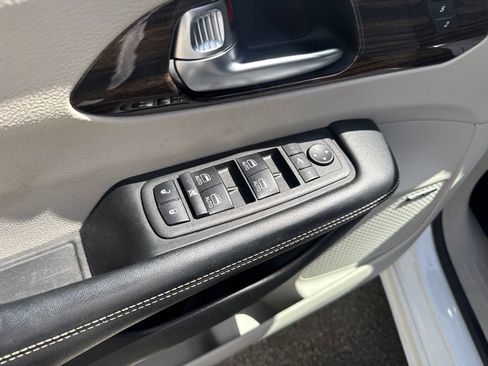 Used 2023 Chrysler Pacifica Limited w/ Uconnect Theater Family Group FWD image 28