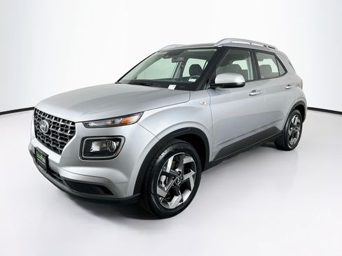 Used 2025 Hyundai Venue SEL FWD image 3