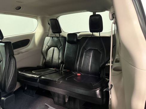 Used 2024 Chrysler Pacifica Touring-L image 50